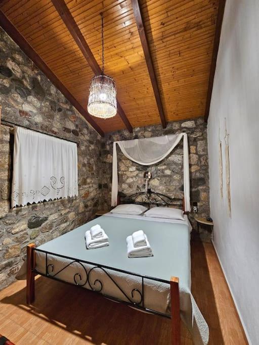 Villa Patras Stonehouse With Large Yard - Πέτρινο Σπίτι Με Αυλή à Paralía Extérieur photo